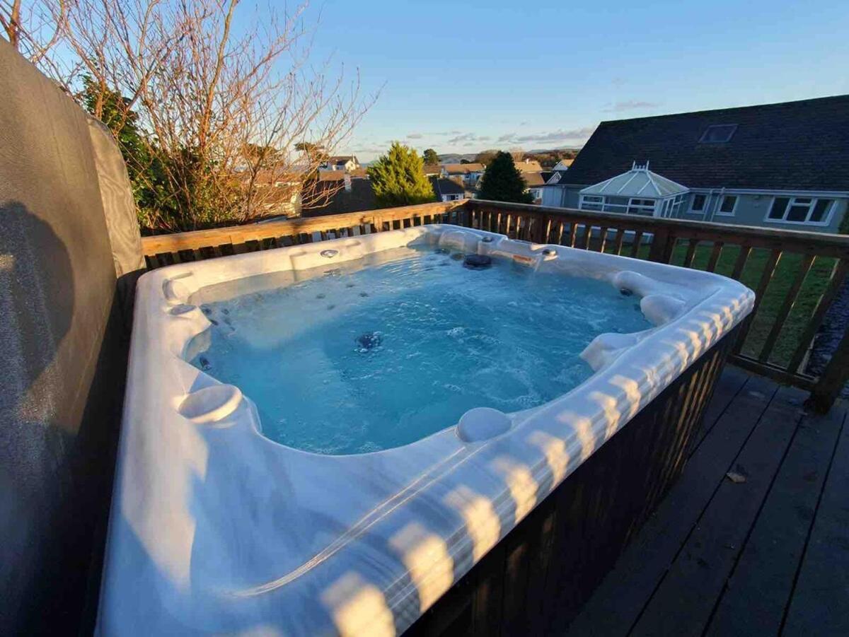 Family Holiday Home In Benllech With Hot Tub Luaran gambar