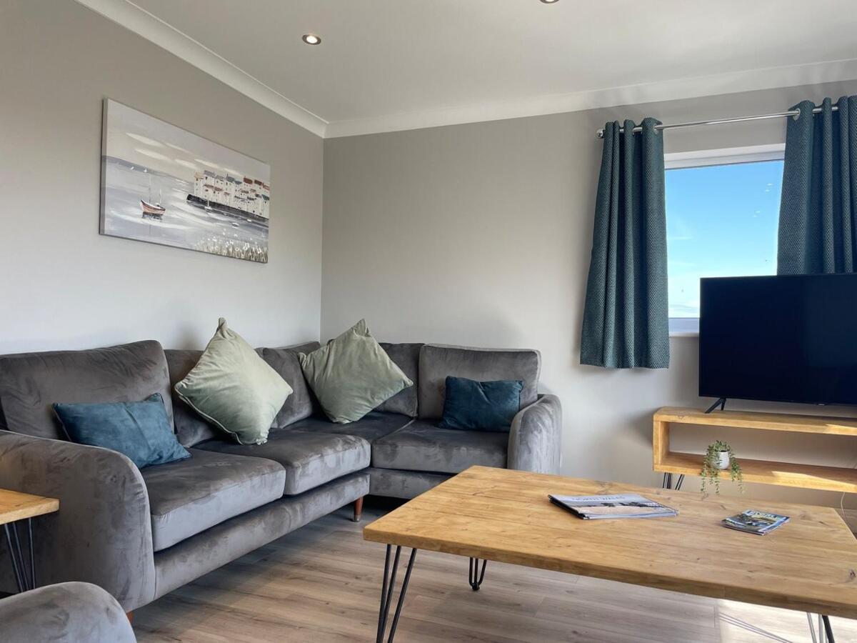 Family Holiday Home In Benllech With Hot Tub Luaran gambar