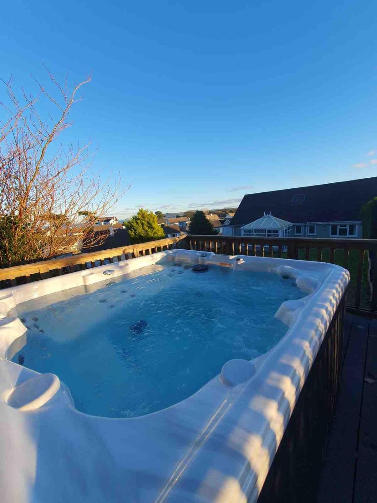 Family Holiday Home In Benllech With Hot Tub Luaran gambar